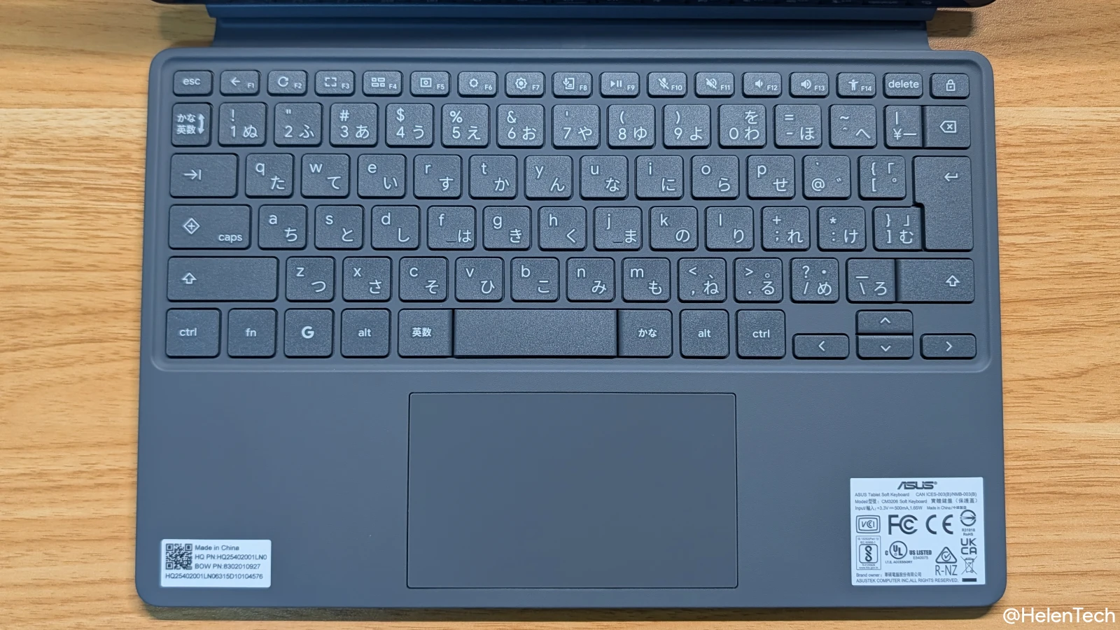 ASUS Chromebook CM32 Detachable のキーボードとタッチパッドを見せている写真