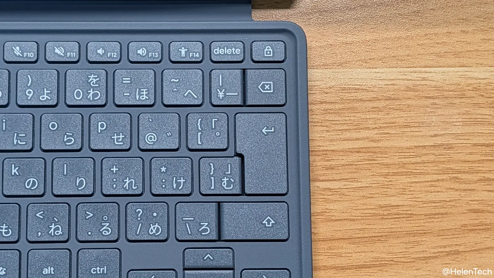 ASUS Chromebook CM32 Detachable の Backspace と Enter、Delete キーとその周囲のキーを見せている写真