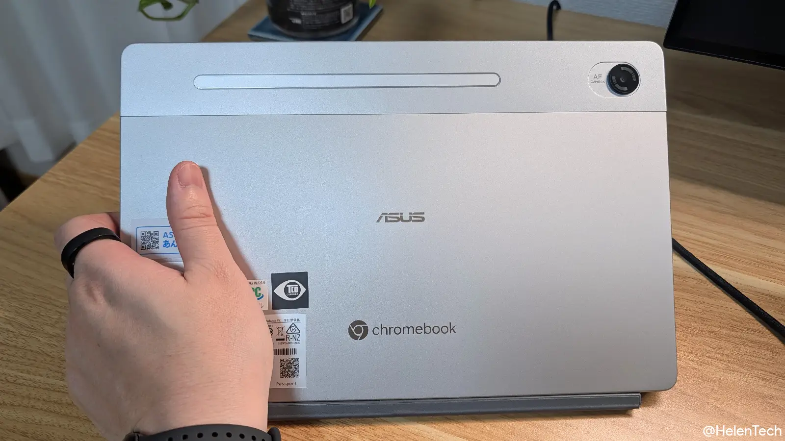 ASUS Chromebook CM32 Detachable のカバーを外した状態で手に持って背面を見せている様子の写真