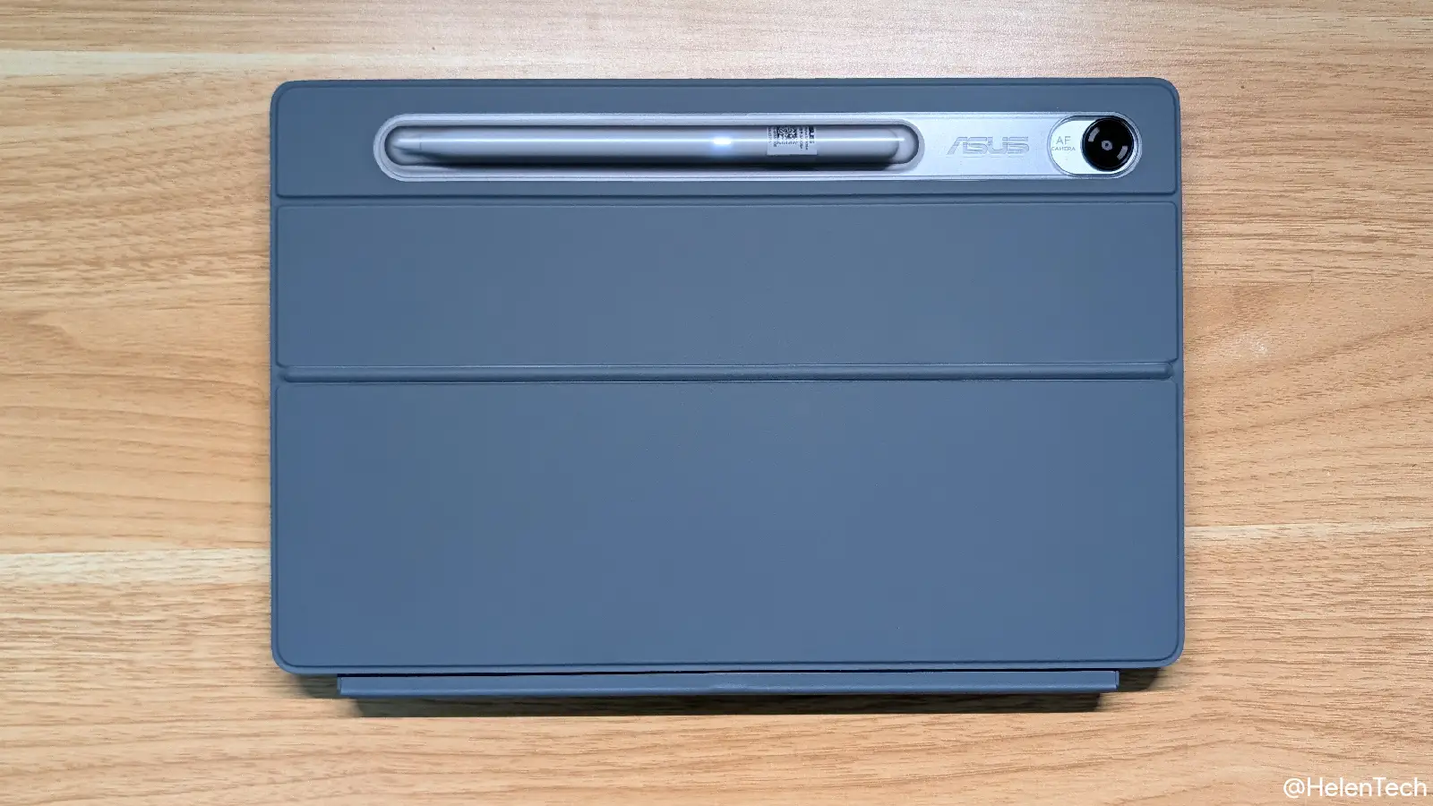 ASUS Chromebook CM32 Detachable にキックスタンド付きカバーを装着して机の上で背面を見せている様子の写真