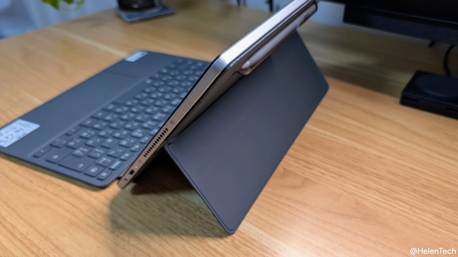 ASUS Chromebook CM32 Detachable のキックスタンドカバーを使って立てている様子の写真