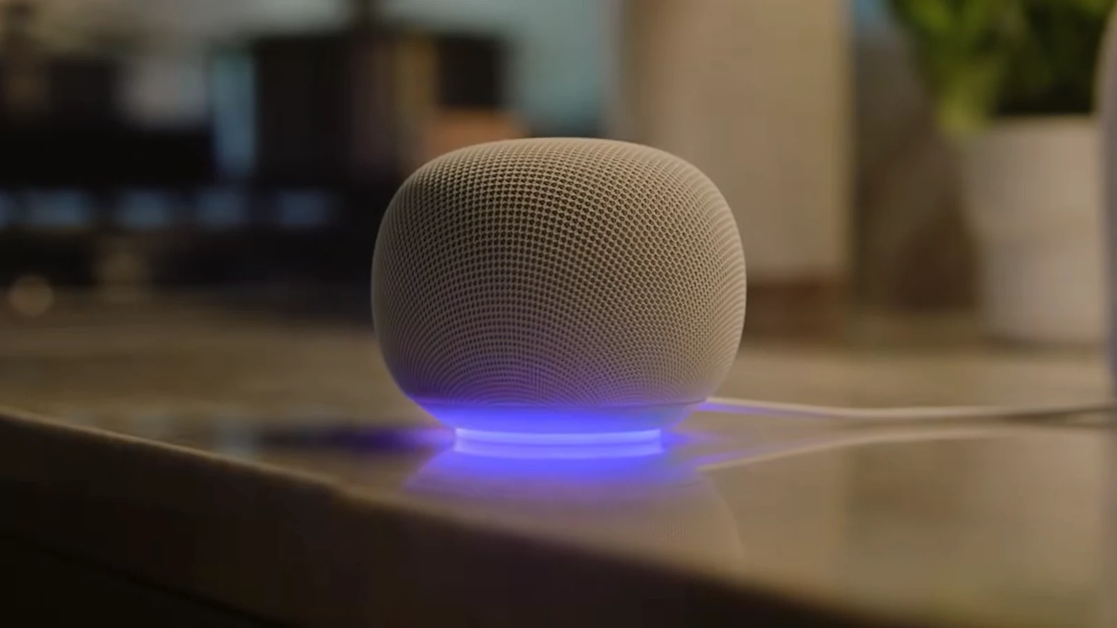 Google Home Speaker の底面にある LED が点灯して反応している様子を示している公式画像