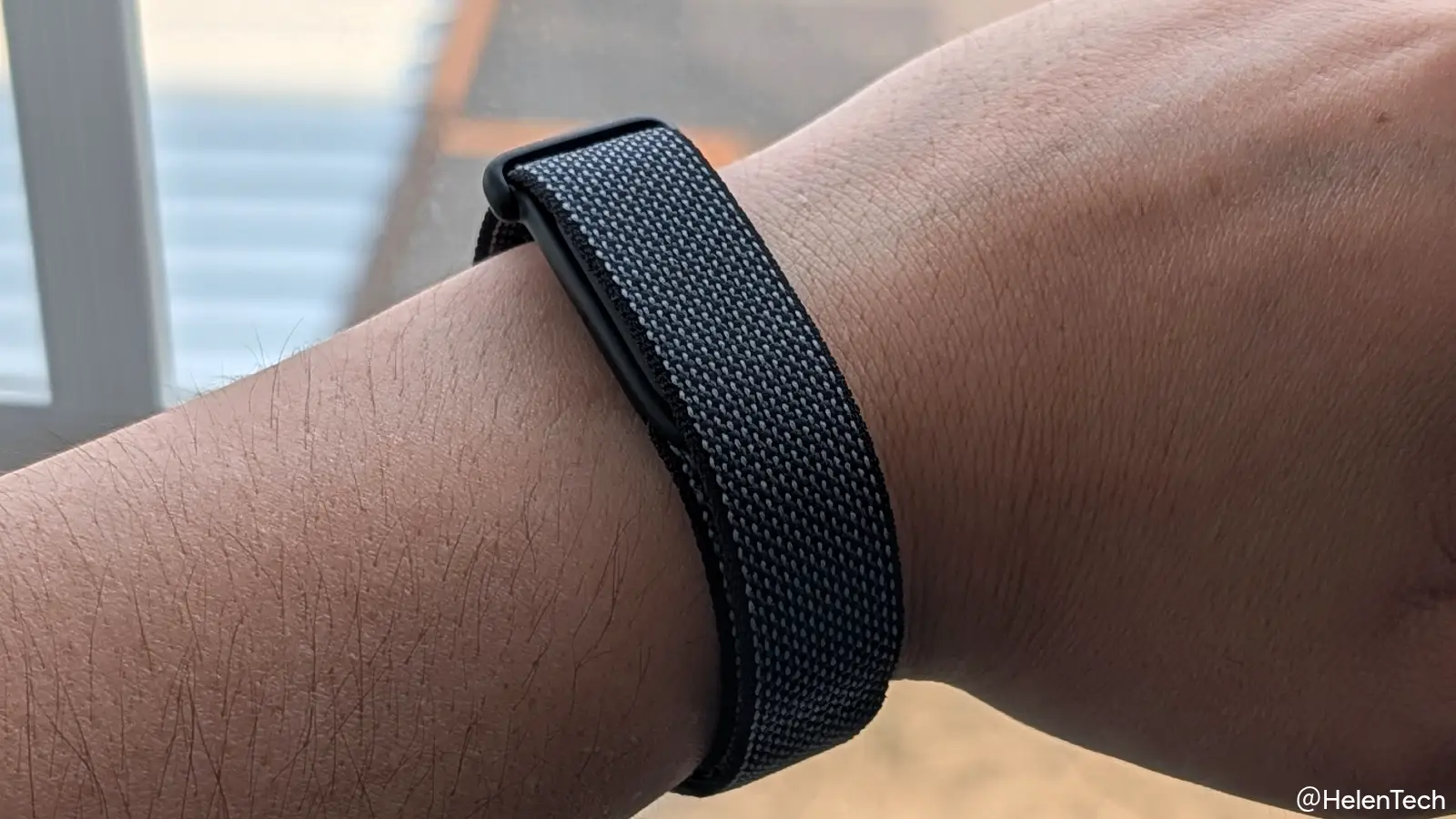 Google Fitbit Air を腕に装着した様子の写真