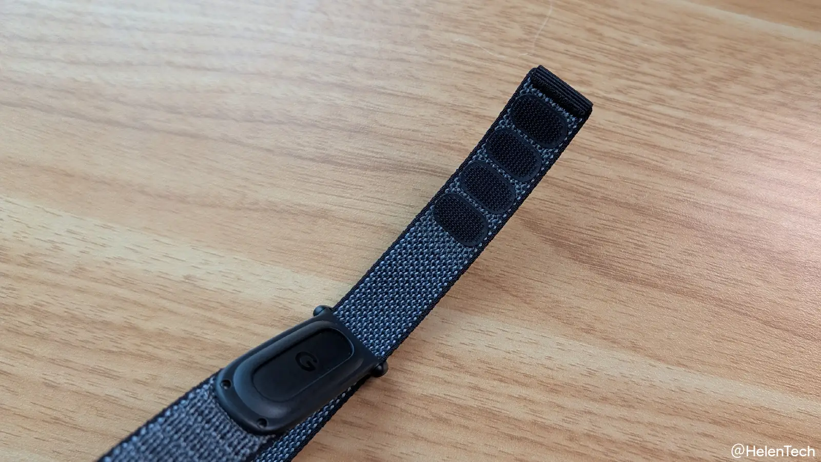 Google Fitbit Air のバンド裏のマジックテープ部分にフォーカスした写真