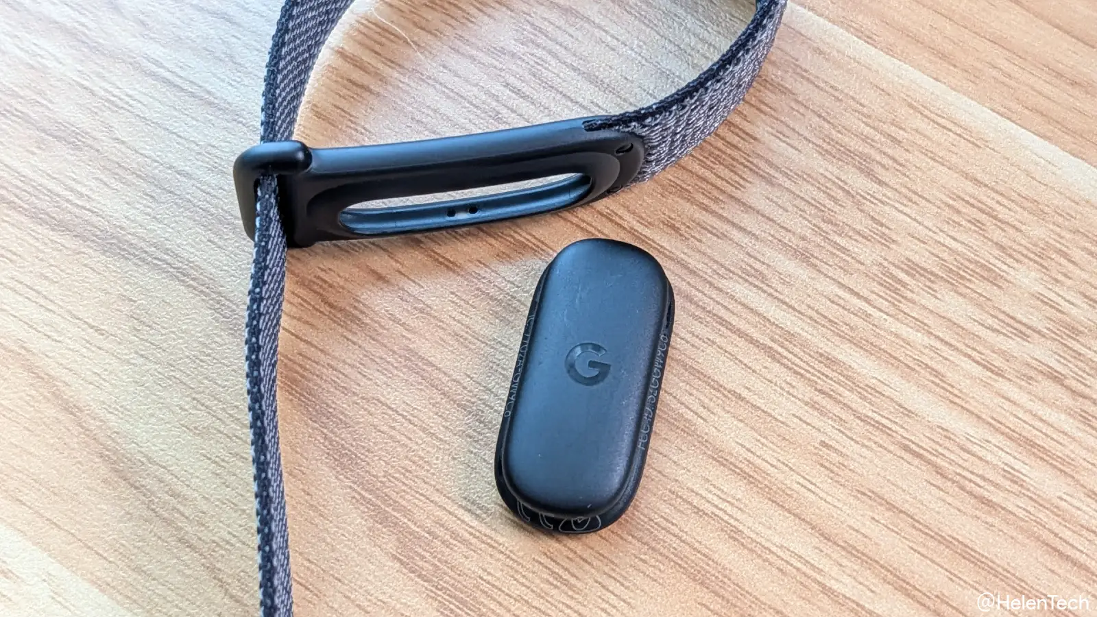 Google Fitbit Air をバンドから取り外した様子の写真