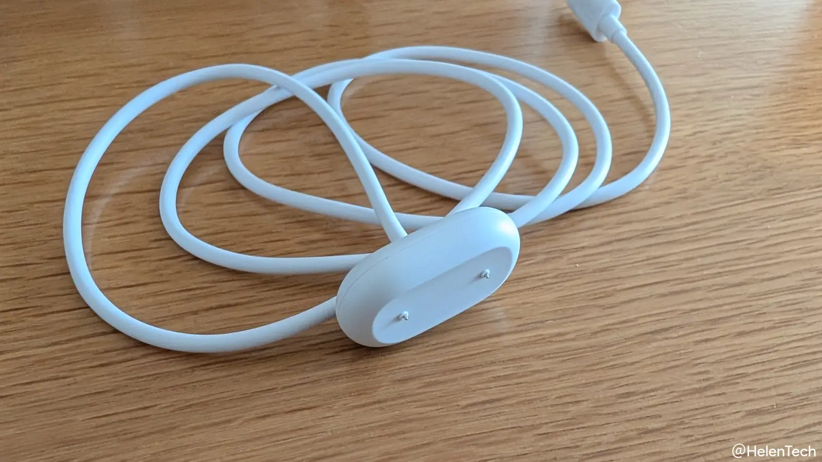 Google Fitbit Air の充電器の写真
