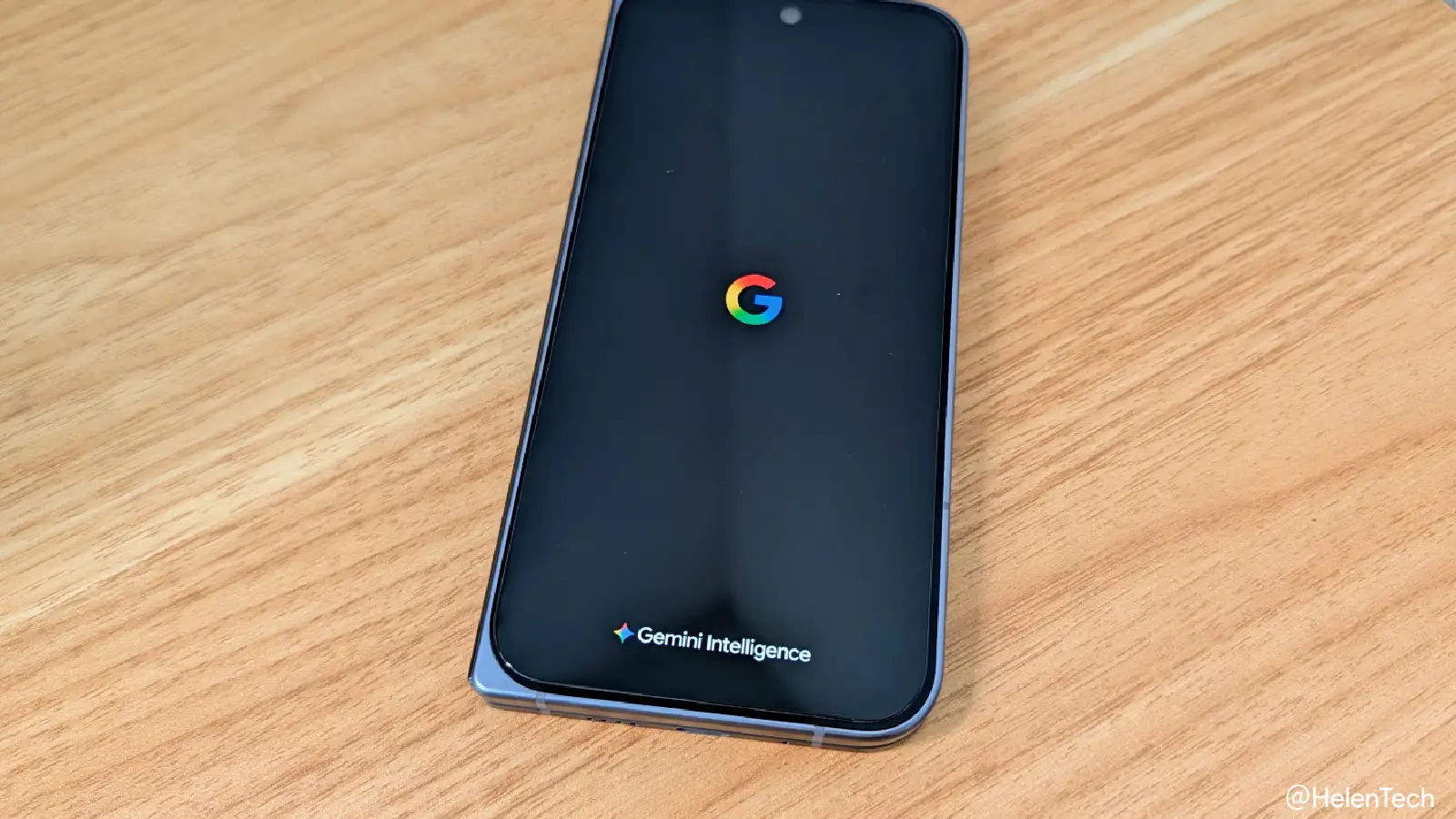 筆者の Android 17 QPR1 Beta 5 を実行する Google Pixel 10 Pro Fold の起動画面に表示された Gemini Intelligence のロゴと新しいデザインの G ロゴ