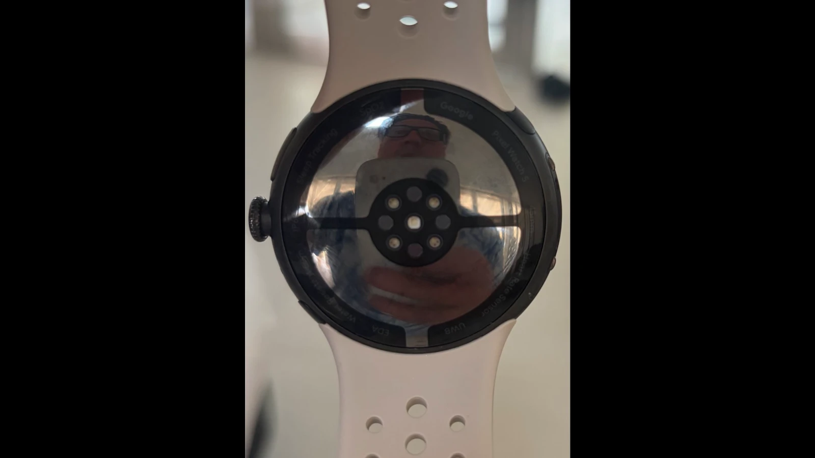 Pixel Watch 5 のプロトタイプが海中から発見される。デザインは Pixel Watch 4 と同一か