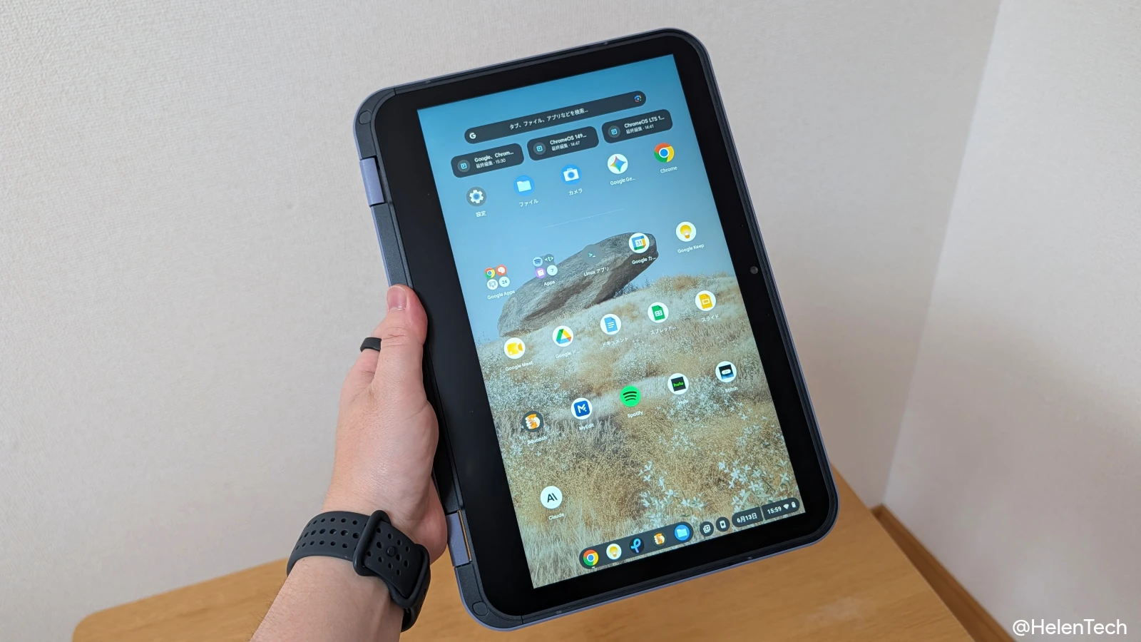 Dynabook Chromebook C11 をタブレットモードにして、片手で掴んで持ち上げている様子