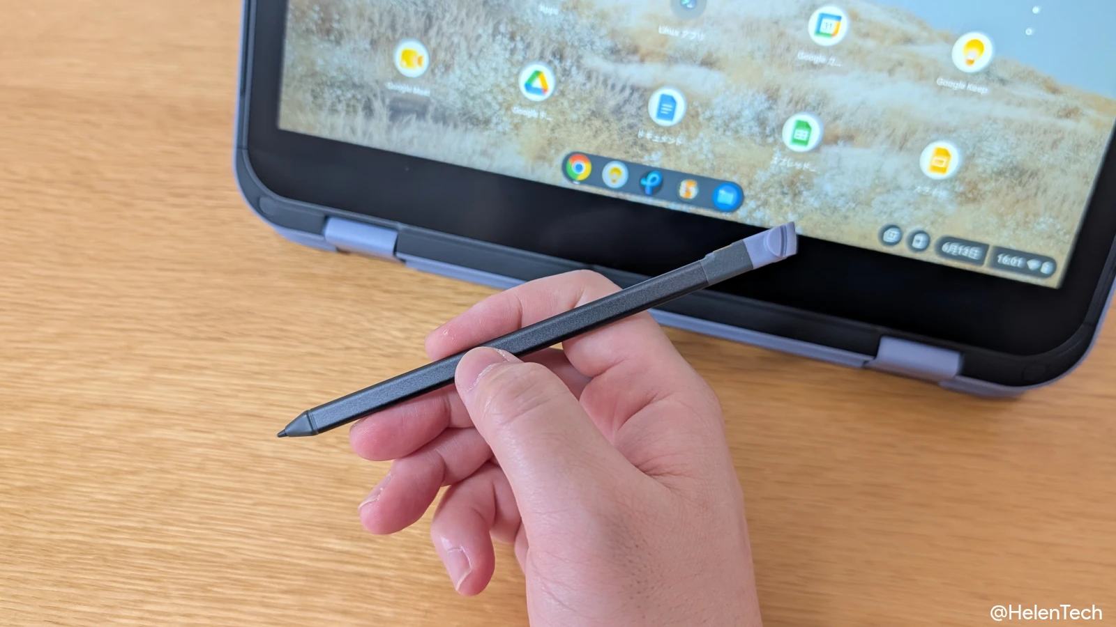 Dynabook Chromebook C11 に付属している USI ペンを手にしている様子