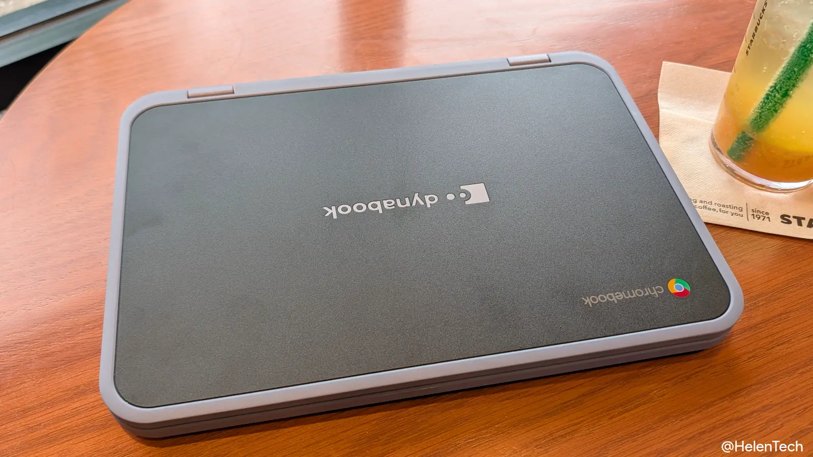 カフェの小さい机の上に Dynabook Chromebook C11 を置いている様子