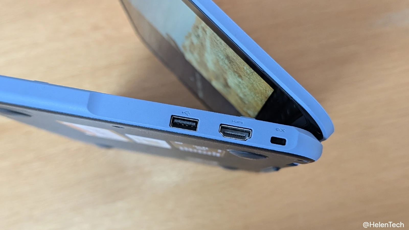 Dynabook Chromebook C11 の右側面にあるポート、ケンジントンロック、HDMI、USB-A