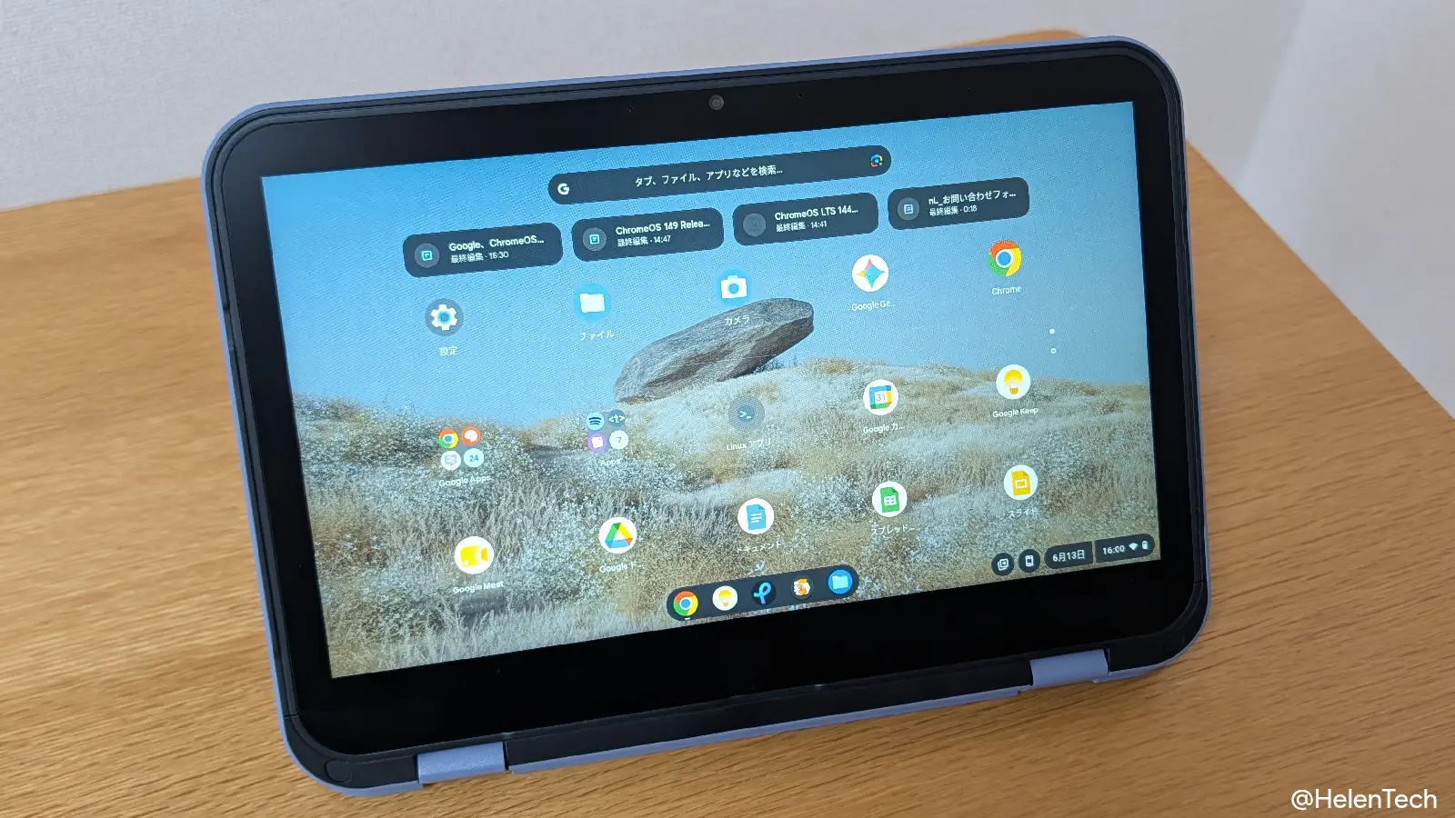 Dynabook Chromebook C11 をテントモードにして机の上に置いている様子