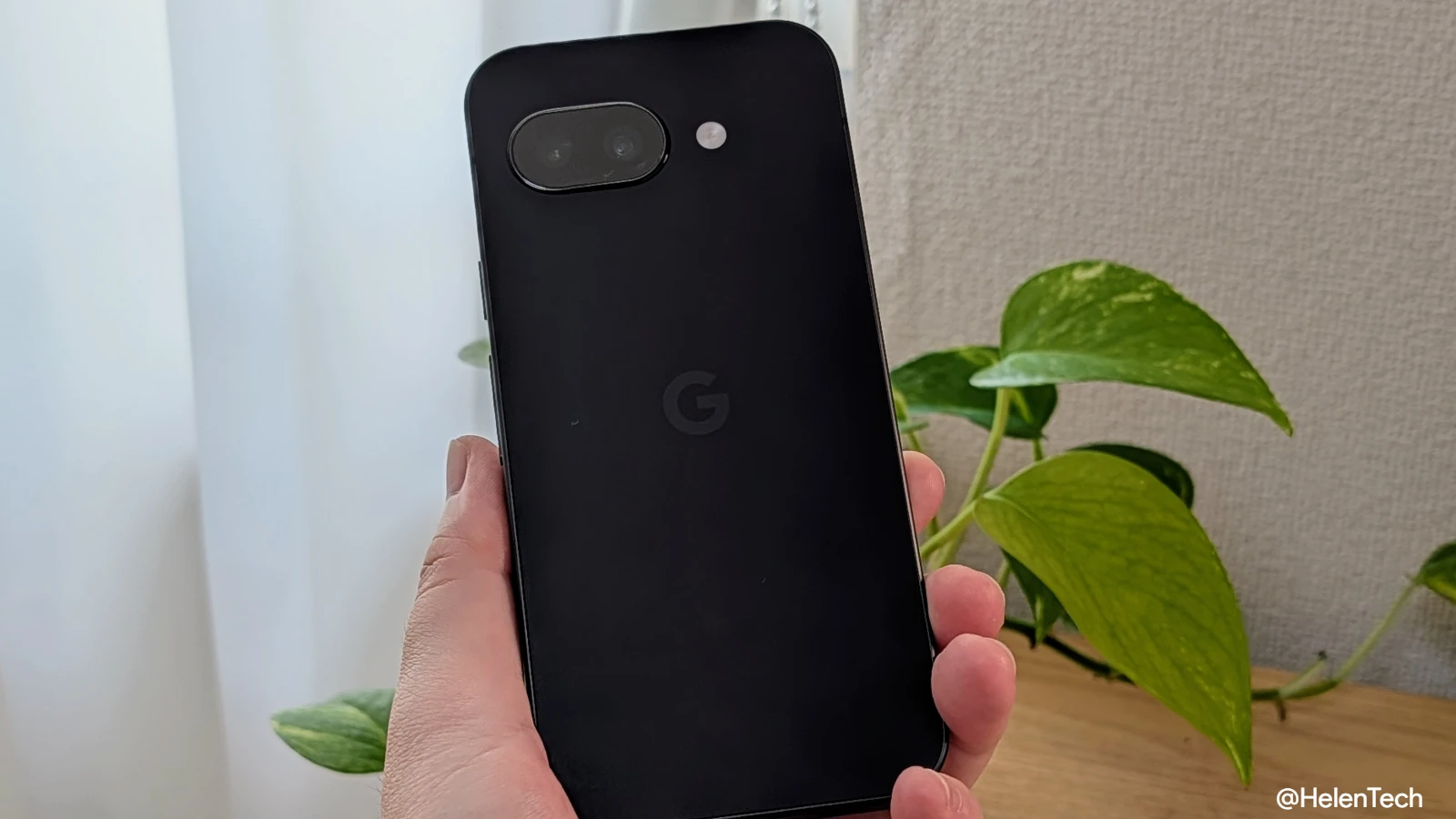 Google Pixel 9a Obsidian の背面パネル