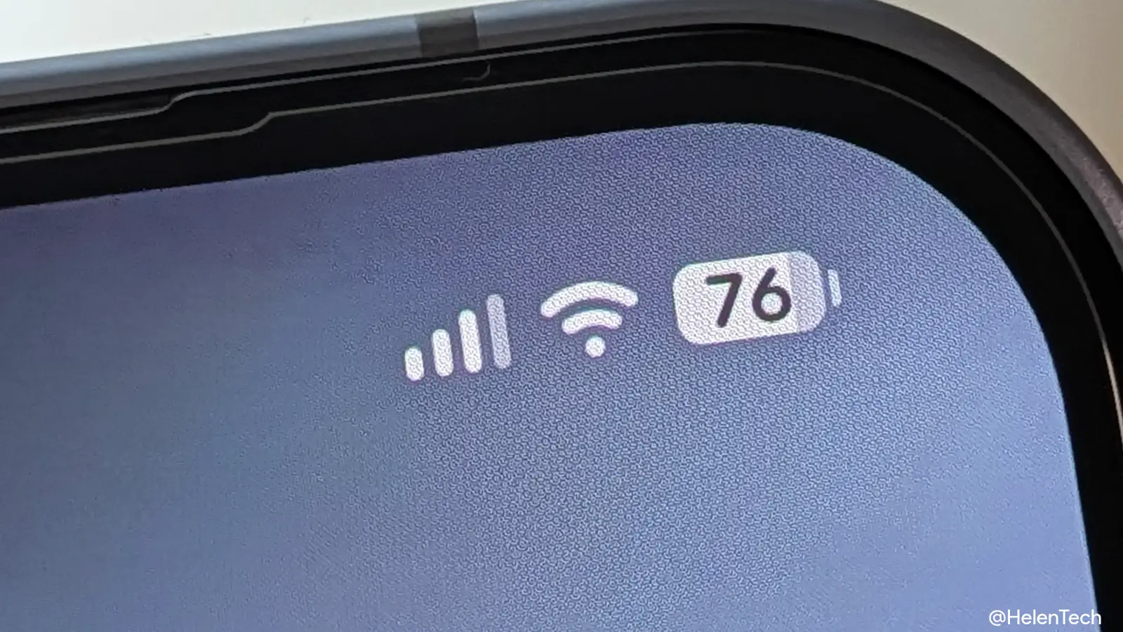Google Pixel スマートフォンのステータスバーにあるモバイルデータ通信と Wi-Fi、バッテリーのアイコンをアップにした画像