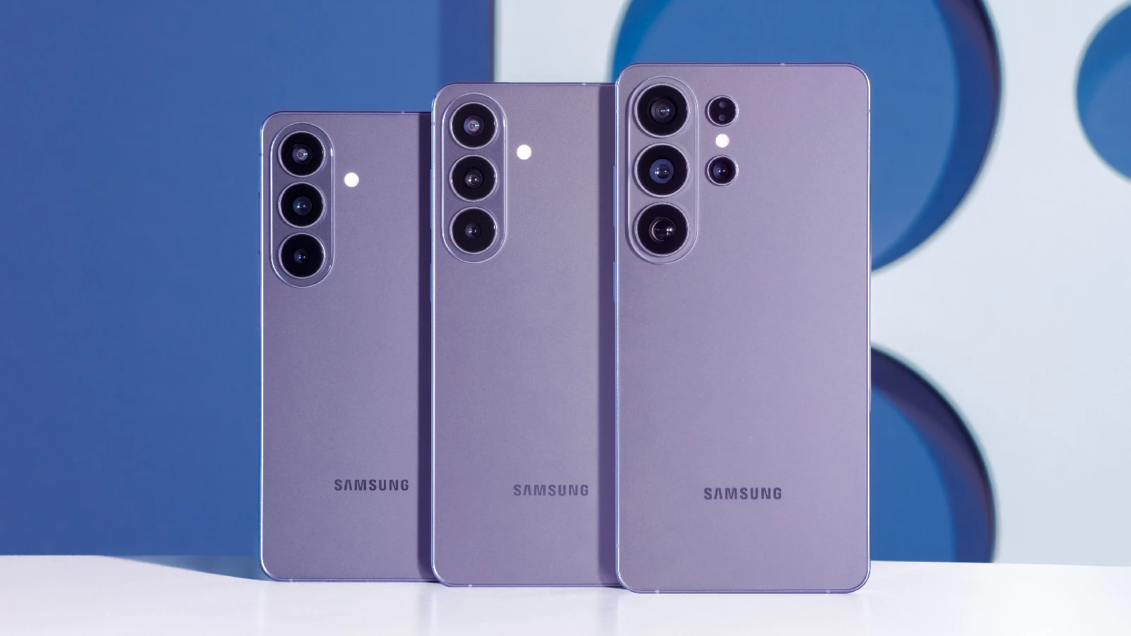 Samsung Galaxy S26 シリーズの公式画像。S26 Ultra、S26 Pro、S26 の 3 台が並んでいる