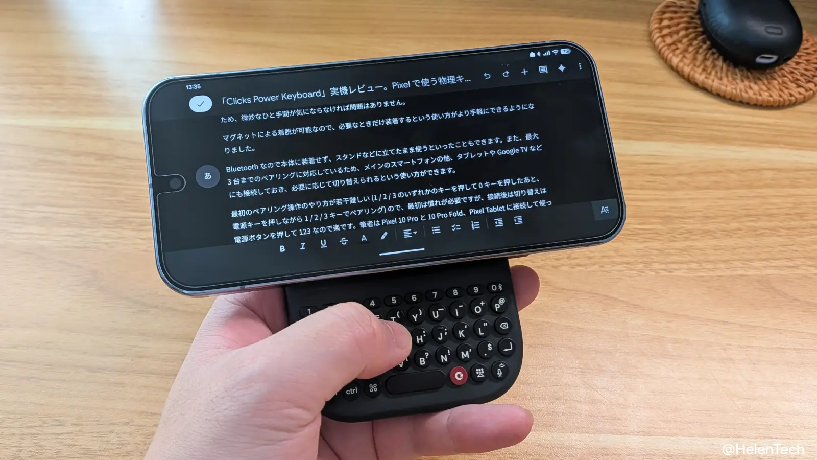 Google Pixel 10 Pro を横向きにして Clicks Power Keyboard で Google ドキュメントに入力している様子