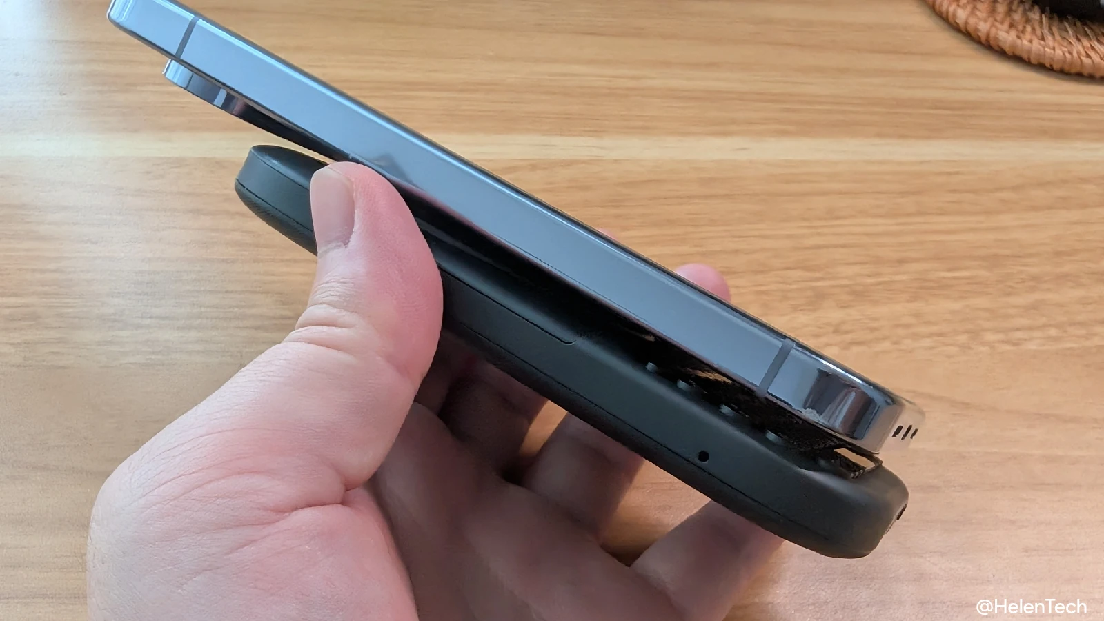 Clicks Power Keyboard のキーボードを収納した状態で Google Pixel 10 Pro に装着している様子