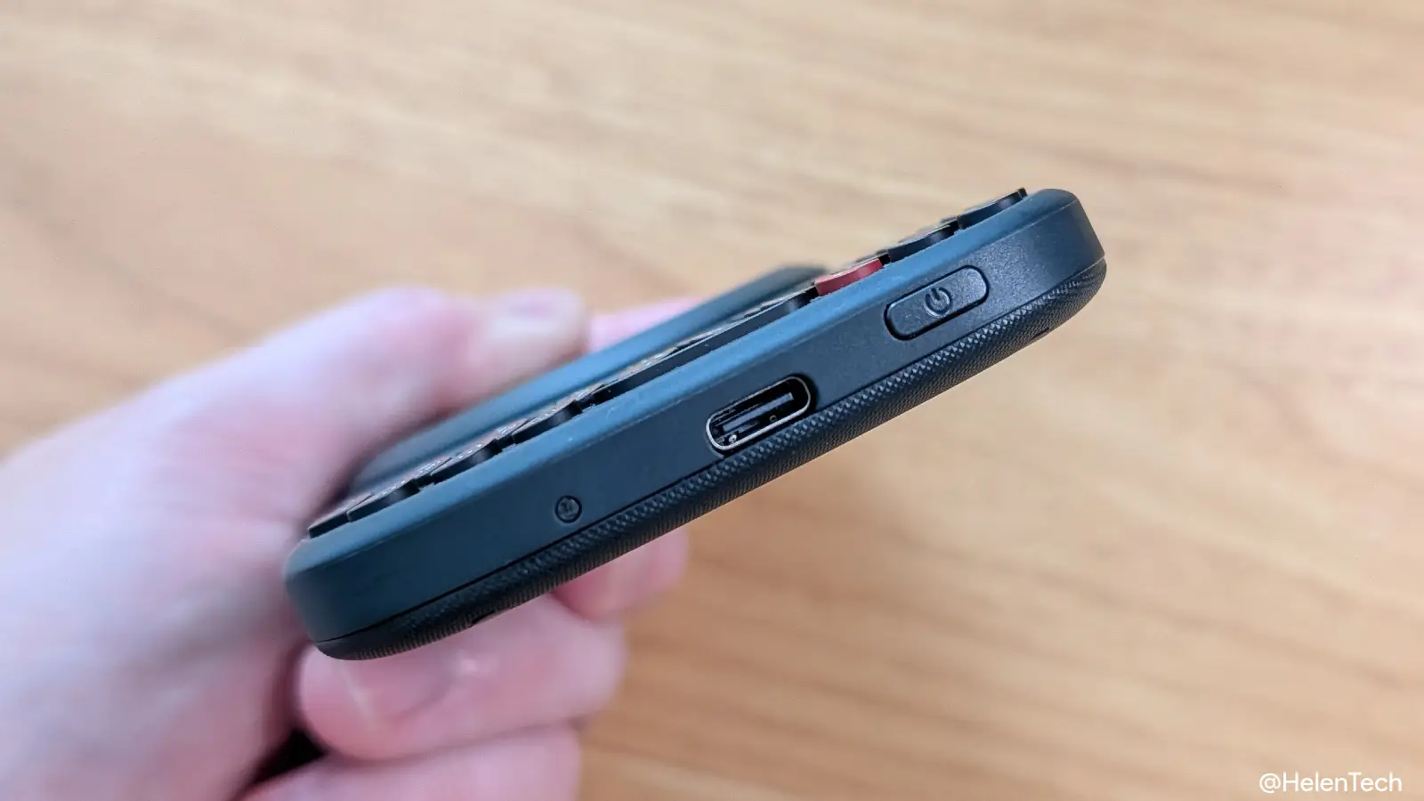 Clicks Power Keyboard の側面にある USB-C ポートと電源ボタン