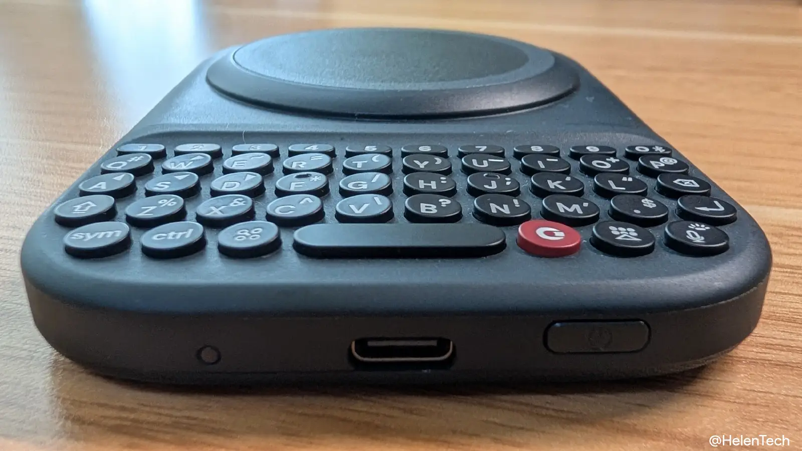 Clicks Power Keyboard のキーボードのキーに傾斜があることを示す斜めから見た様子