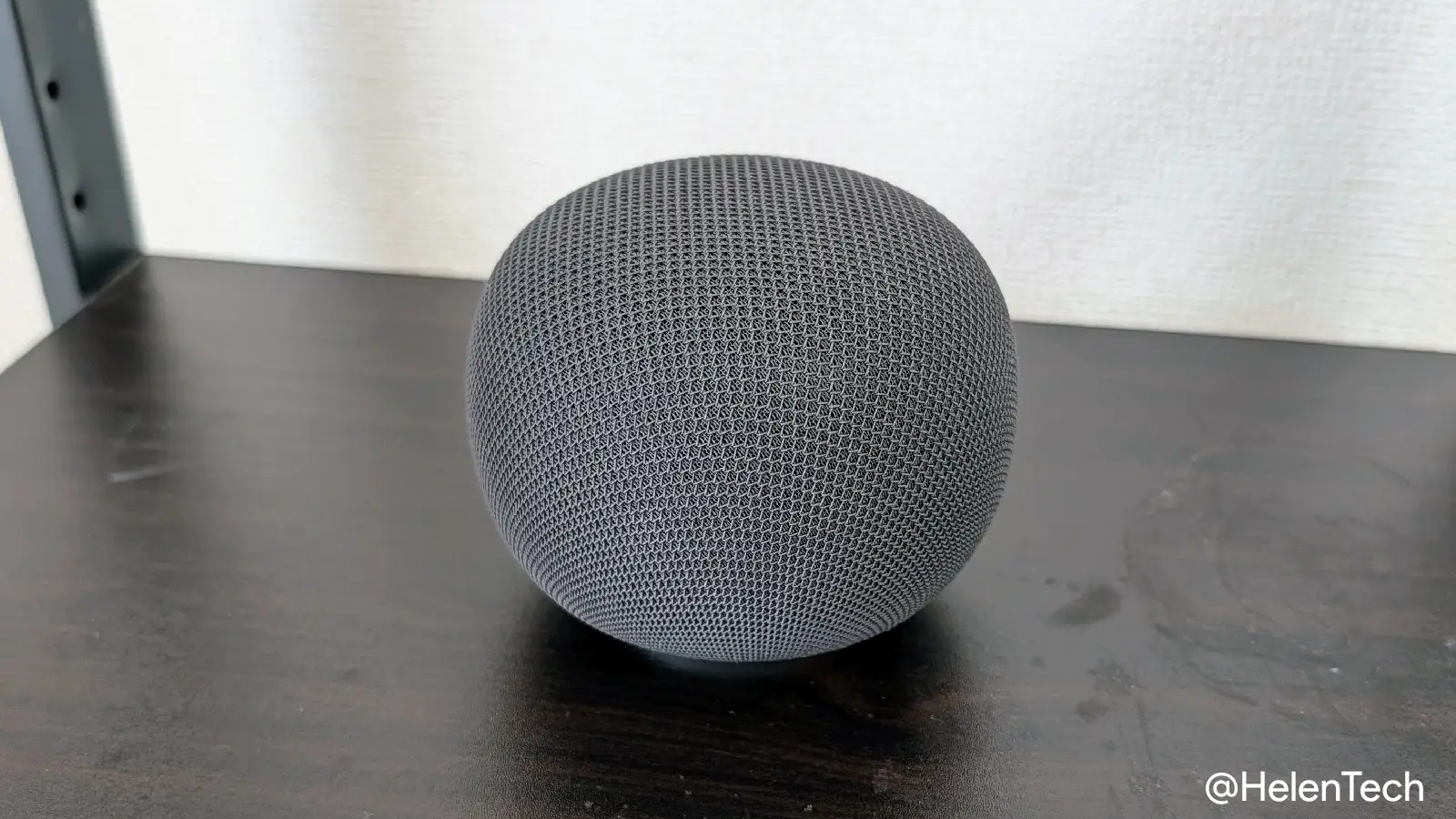 Google Home スピーカーを正面から見たところ