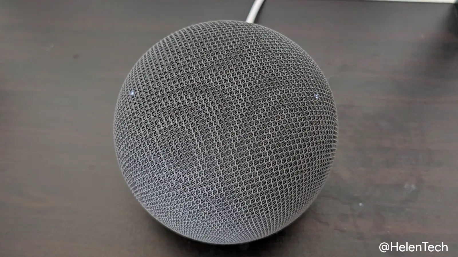 Google Home スピーカーの左右ボタンエリアの LED が点灯している様子を上から見たところ
