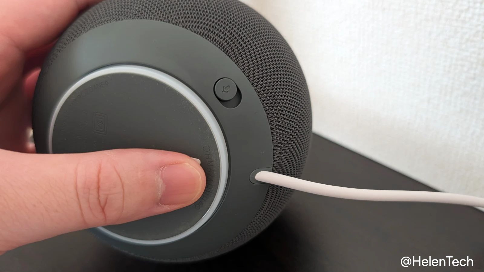 Google Home スピーカーの底面にあるマイクミュートスイッチとケーブルの付け根