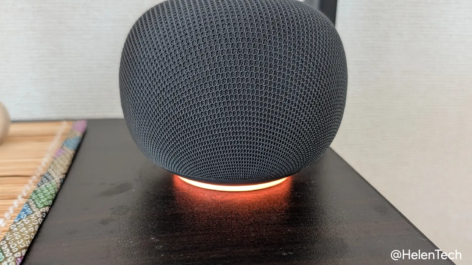 Google Home スピーカーのマイクがミュート中であることを示すオレンジ色のライト