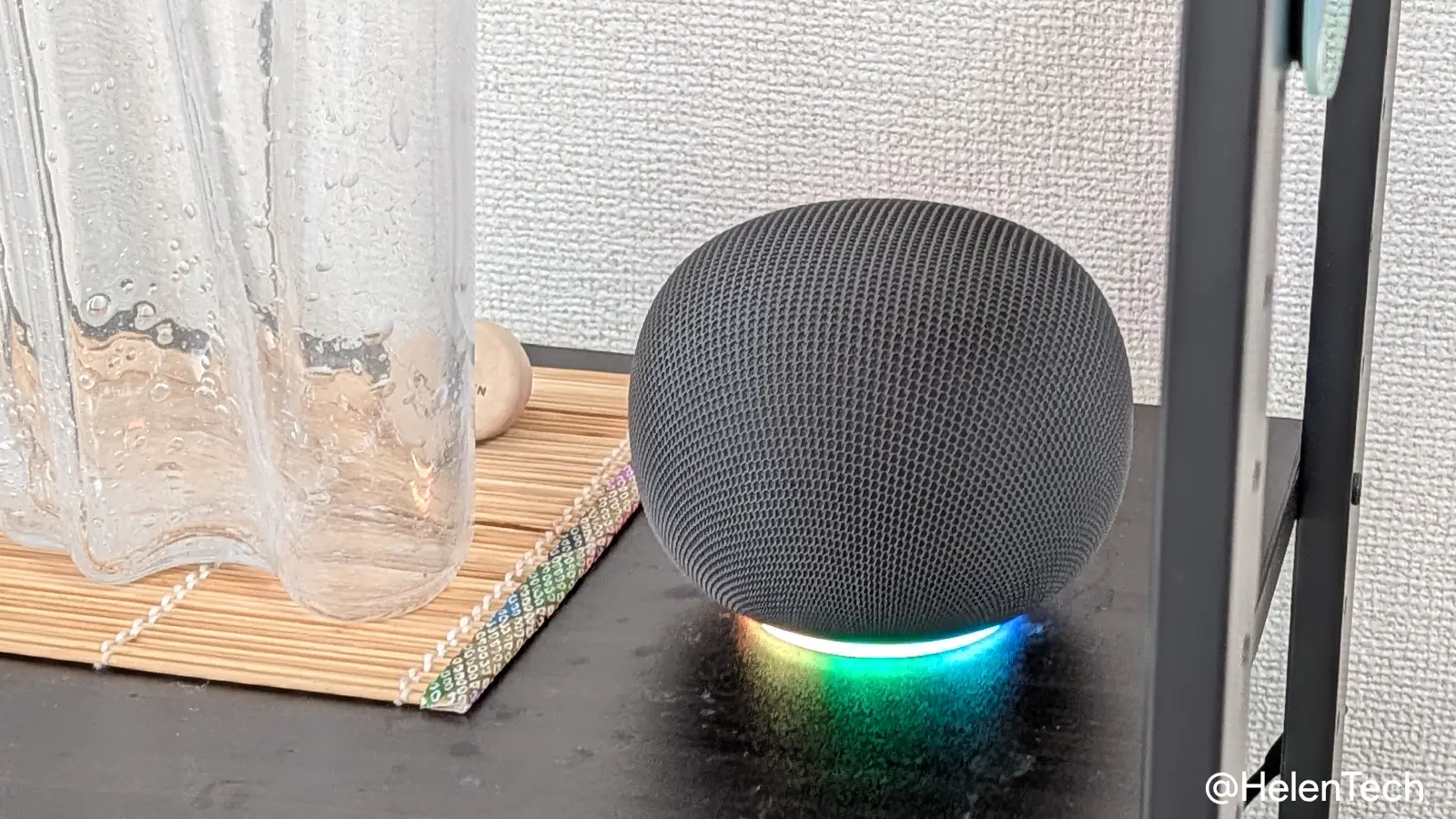 Google Home スピーカーがシェルフの上においてある様子