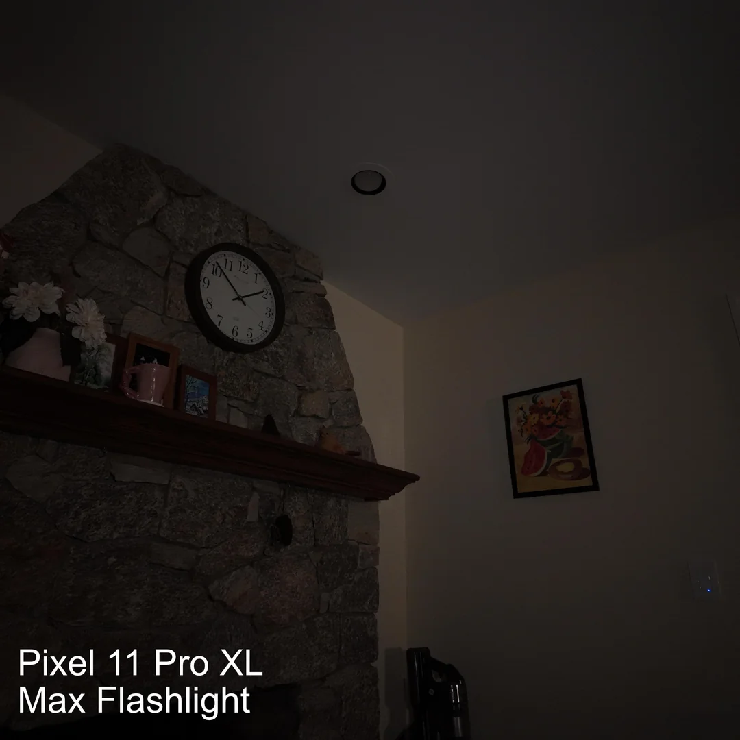 Google Pixel 11 Pro XL のフラッシュライトを最大の明るさにした状態
