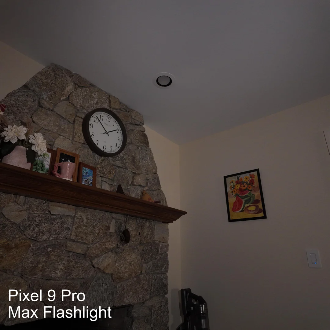Google Pixel 9 Pro のフラッシュライトを最大の明るさにした状態