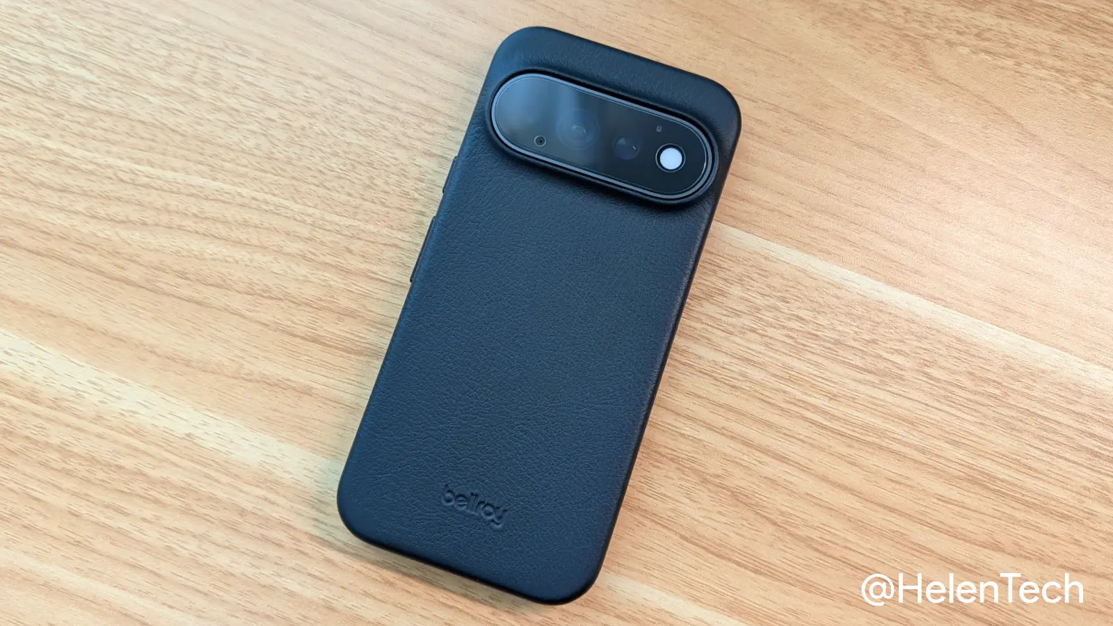 Pixel 11 Pro 向けケース Bellroy Leather Pixel Case を装着して伏せた状態