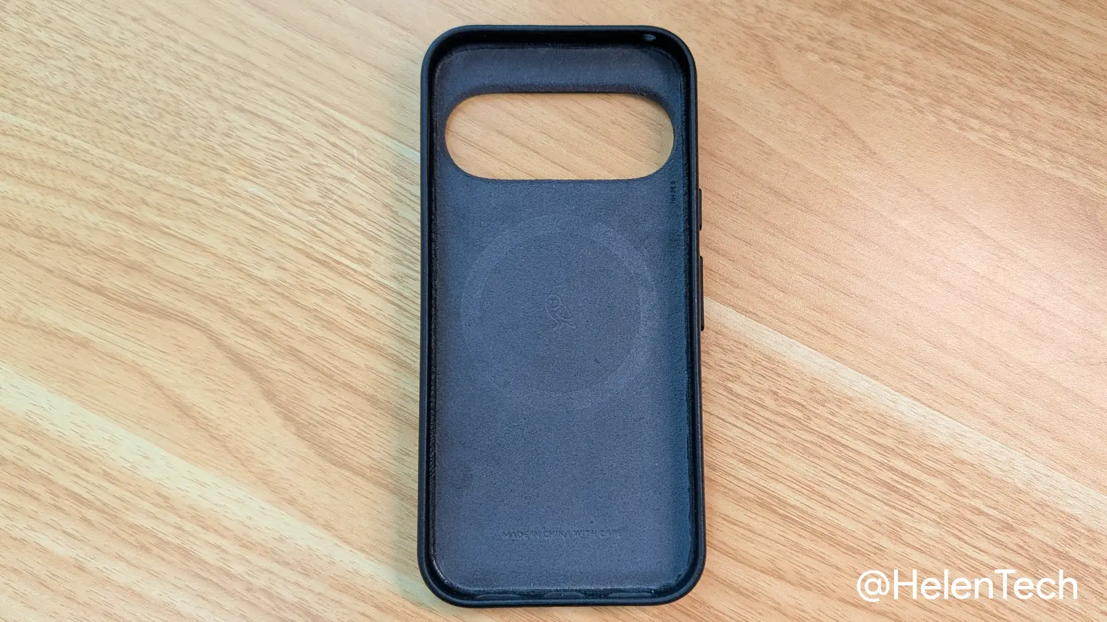Pixel 11 Pro 向け Bellroy Leather Pixel Case の裏地部分