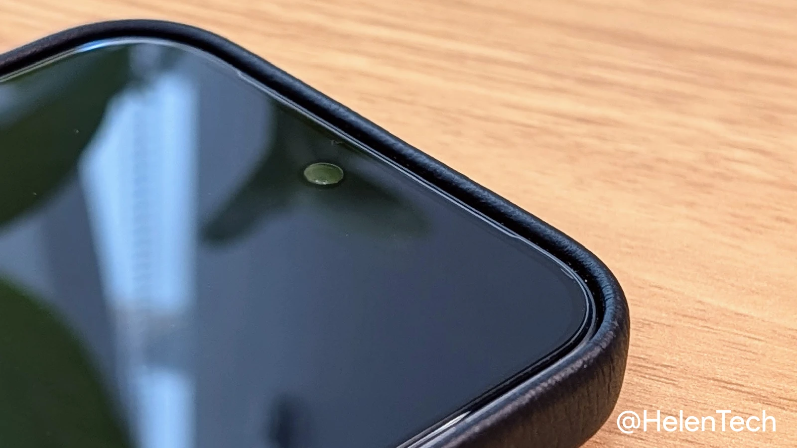 Pixel 11 Pro 向け Bellroy Leather Pixel Case の画面側のフレームのフチ部分