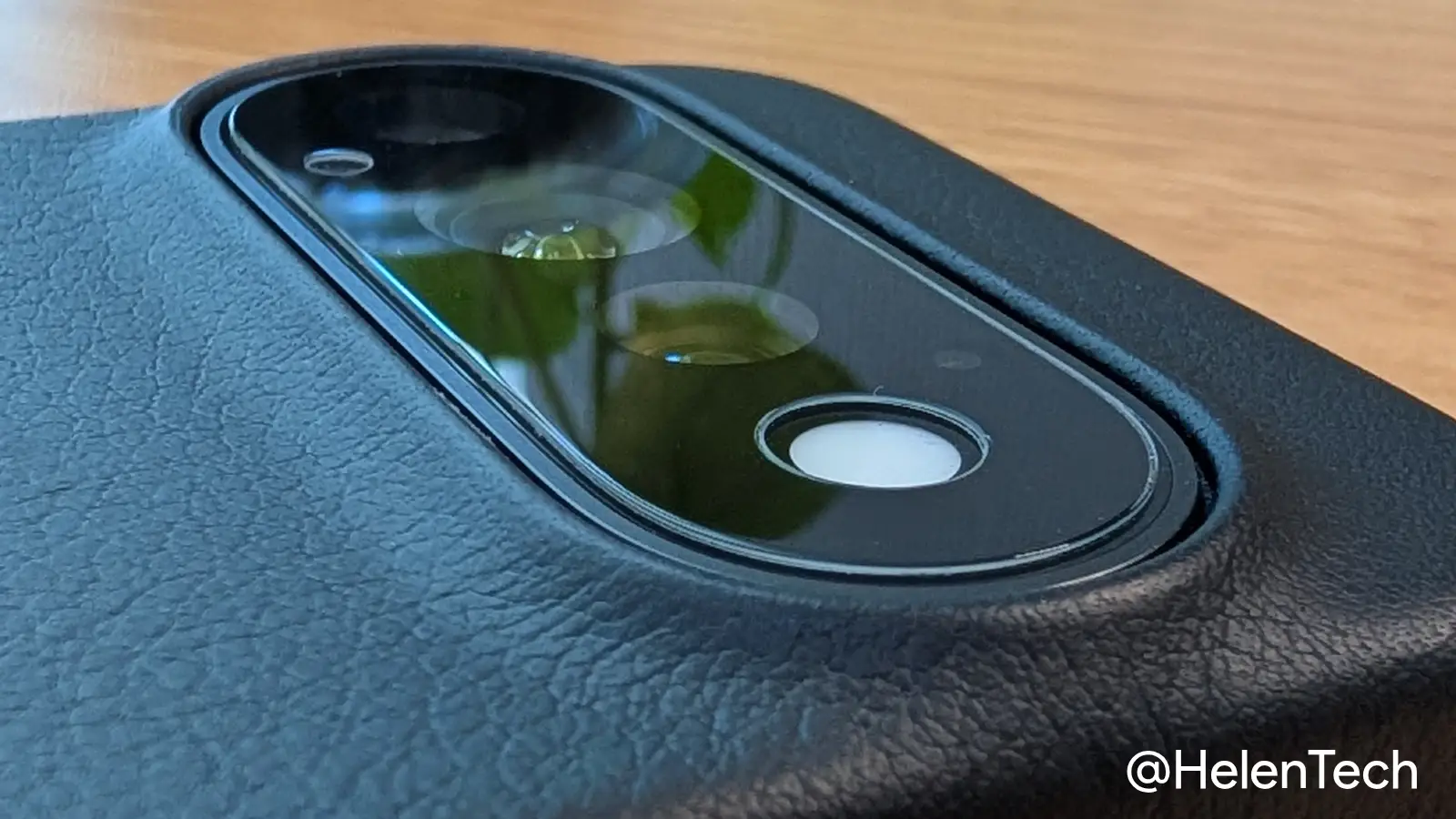 Pixel 11 Pro 向け Bellroy Leather Pixel Case のカメラのフレームのフチ部分