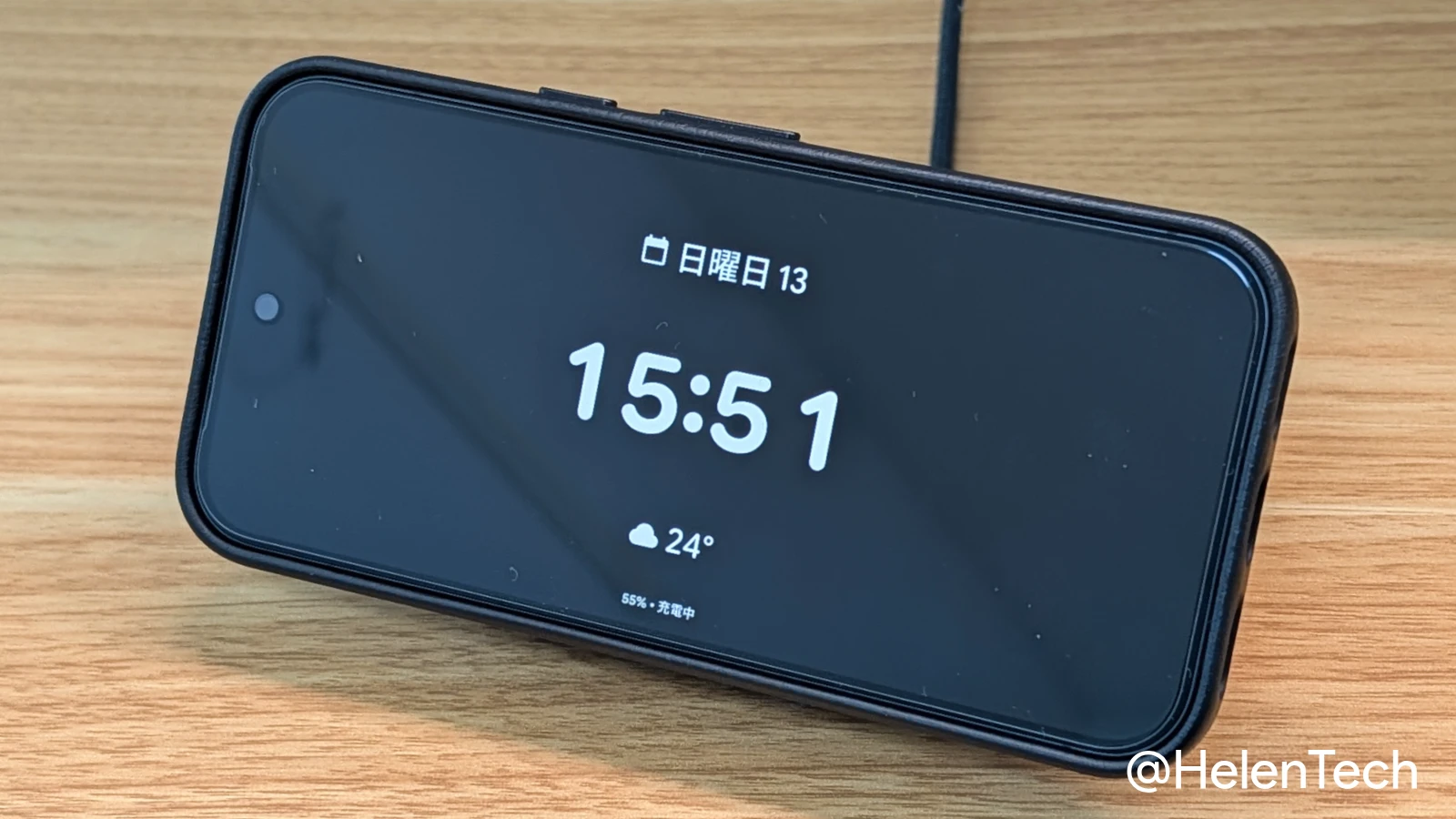 Pixel 11 Pro 向け Bellroy Leather Pixel Case を装着した状態での Qi2 ワイヤレス充電によるスクリーンセーバー