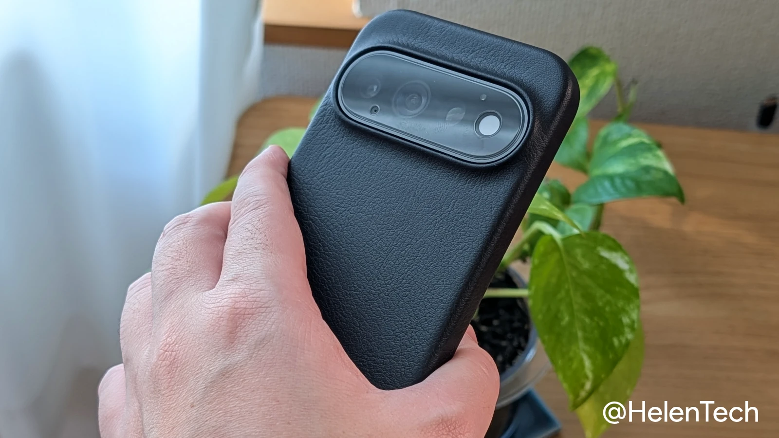 Bellroy Leather Pixel Case を装着した Pixel 11 Pro を手に持っている様子