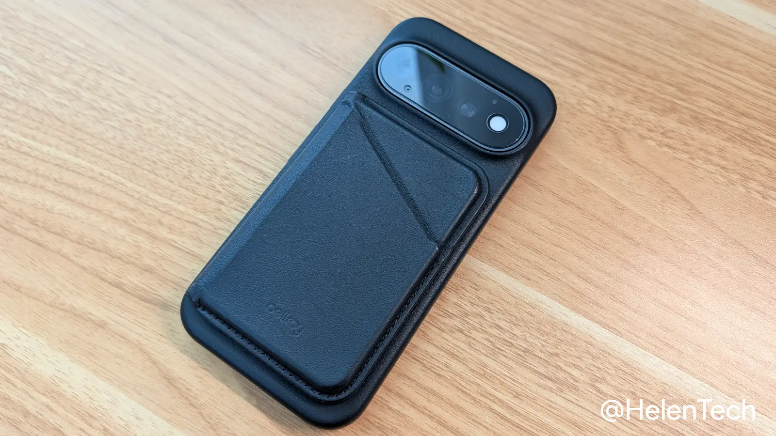 Bellroy Leather Pixel Case を装着した Pixel 11 Pro に Mag Wallet を取り付けた様子