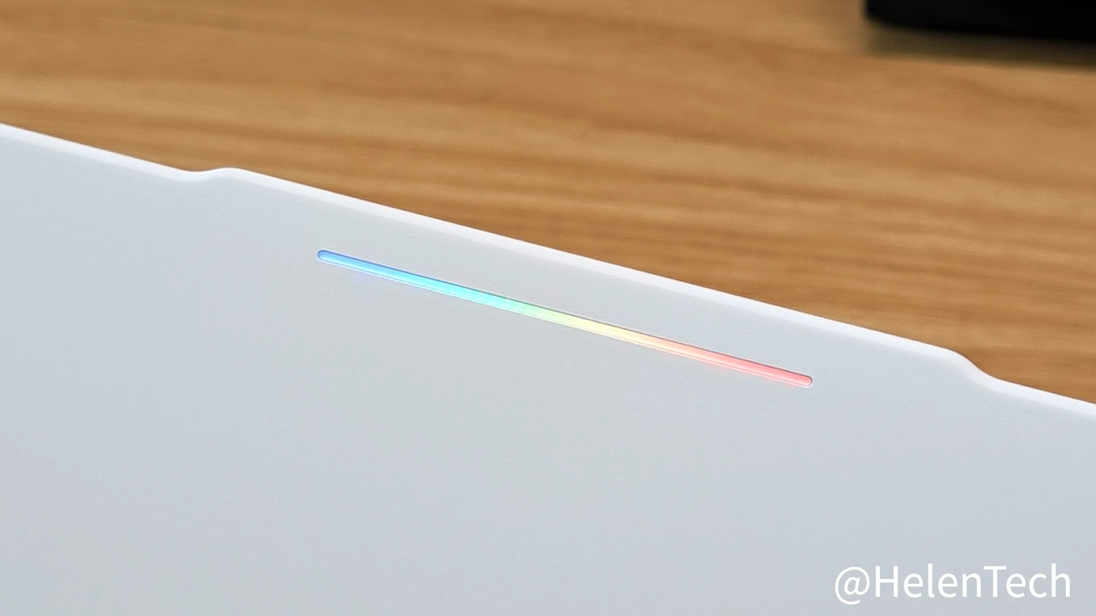 Lenovo Googlebook 15 の実機の Glowbar をレインボーに点灯させている様子